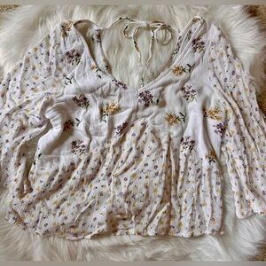 HOLLISTER White Floral Flowy Short Sleeve V-Neck Crop